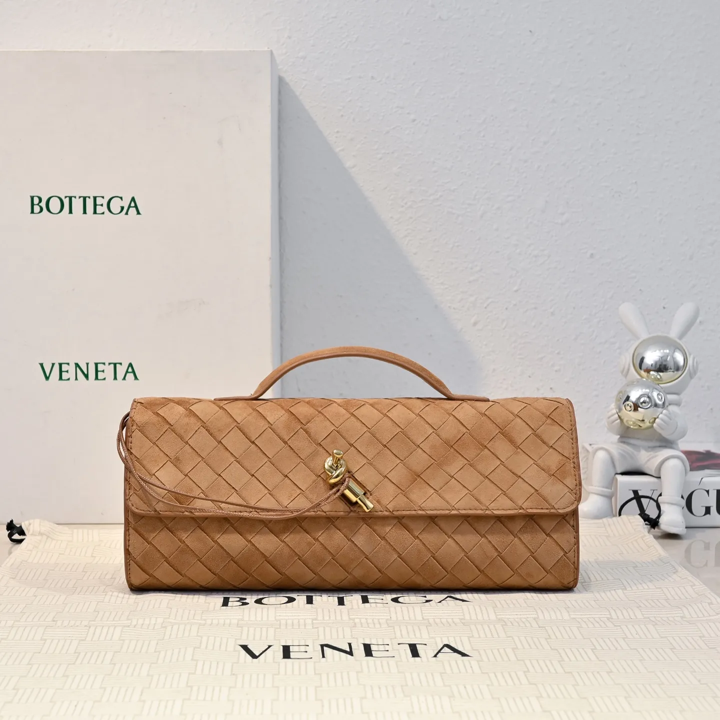Batch 1360 #Bv Clutch long clutch bag equipped with handles, the design of the clutch bag reflects the exquisite and high-end taste ~ using exquisite craftsmanship intreccio woven suede, it can be held in the hand, carried by hand or under the arm. The metal knot embellishment exudes temperament and nobility ~ , equipped with a zipper compartment inside, it is a good companion for your daily life🧑‍❤️‍💋‍🧑, whether you are walking on the red carpet or attending a dinner, it will add a unique charm to you💞 Model: 1511 Size: 31x13x3